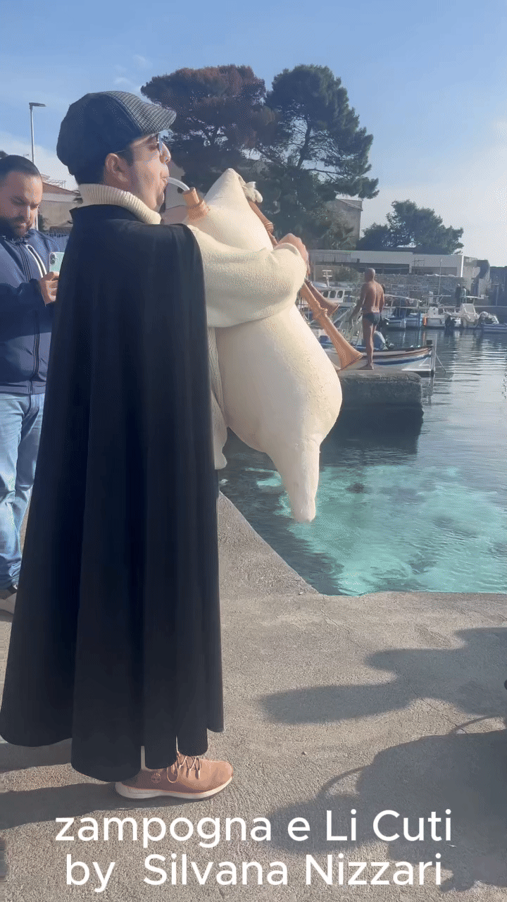https://www.mimmorapisarda.it/2025/natale/zampogna1.gif