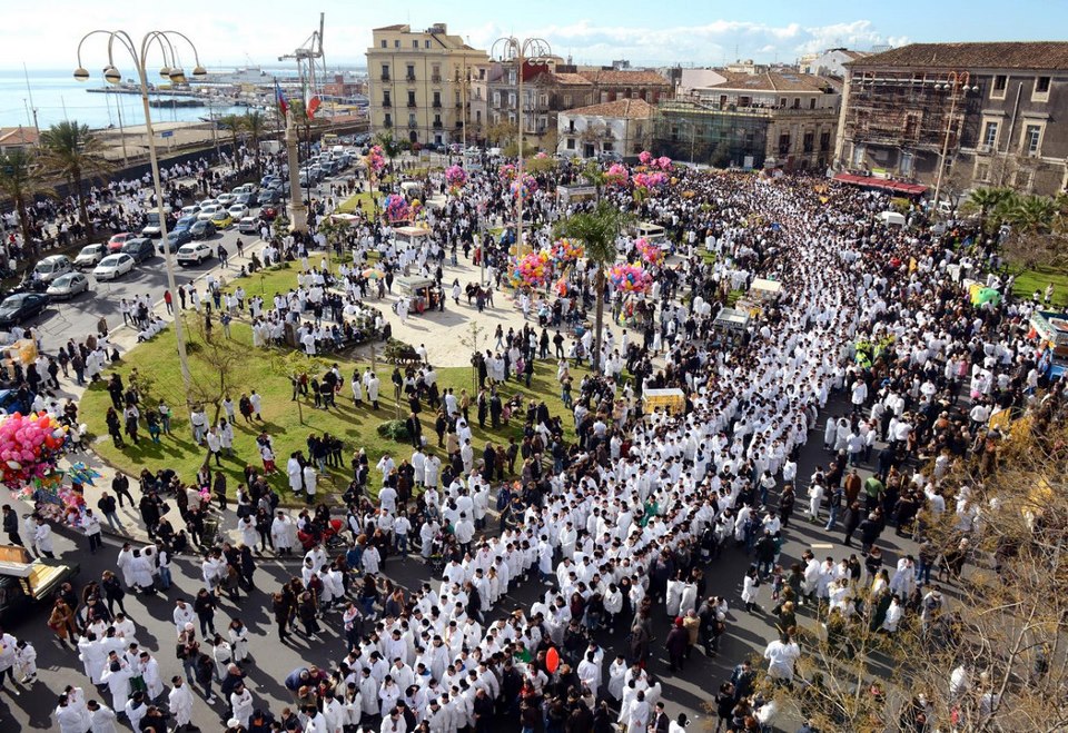https://www.mimmorapisarda.it/fotosantagata/foto%20di%20devoti%20di%20sant'agata.jpg